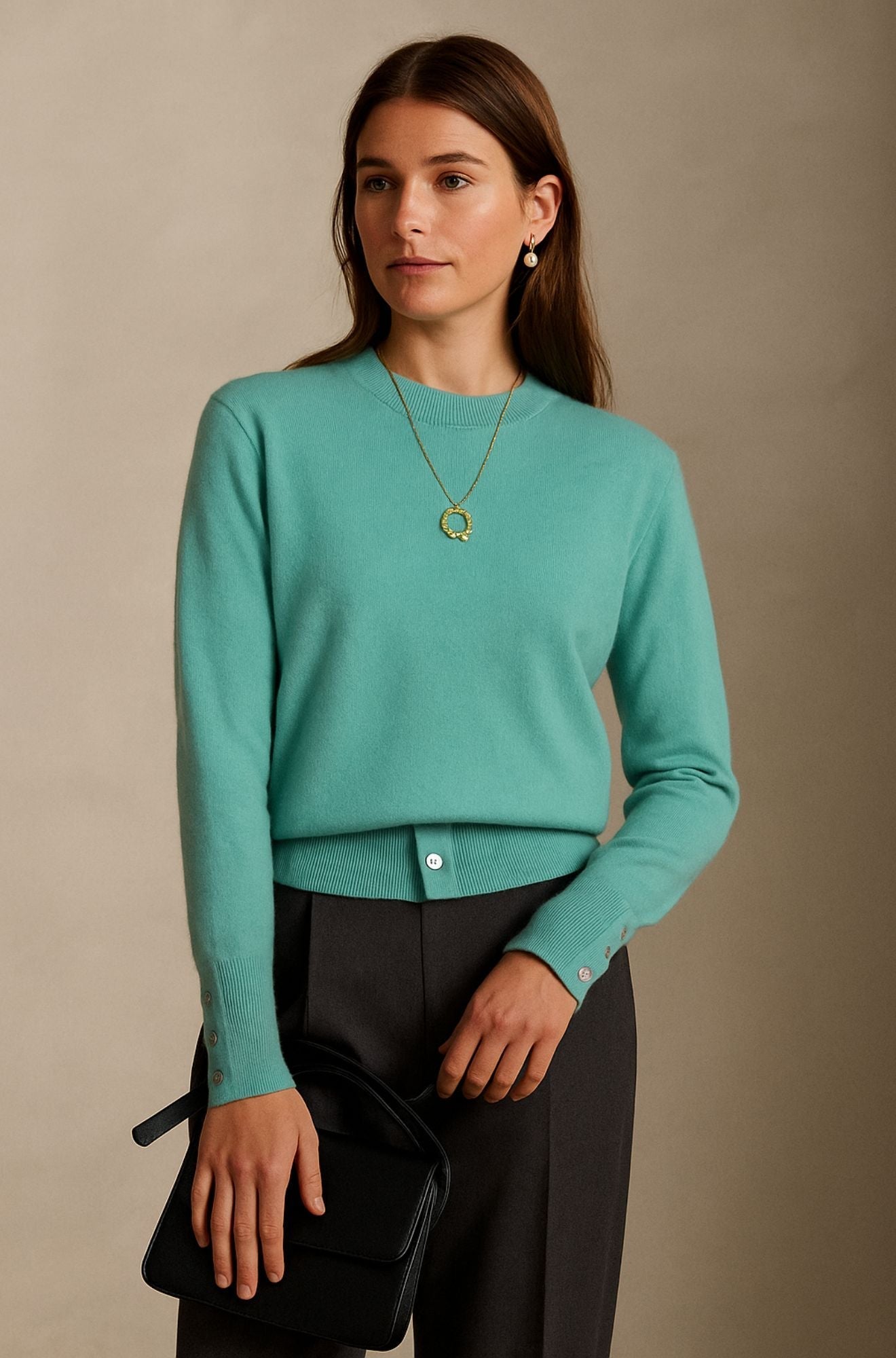 Pull élégant en cachemire beige Arden Vale de Danoir Paris, manche longue, finition raffinée, porté sur un mannequin.