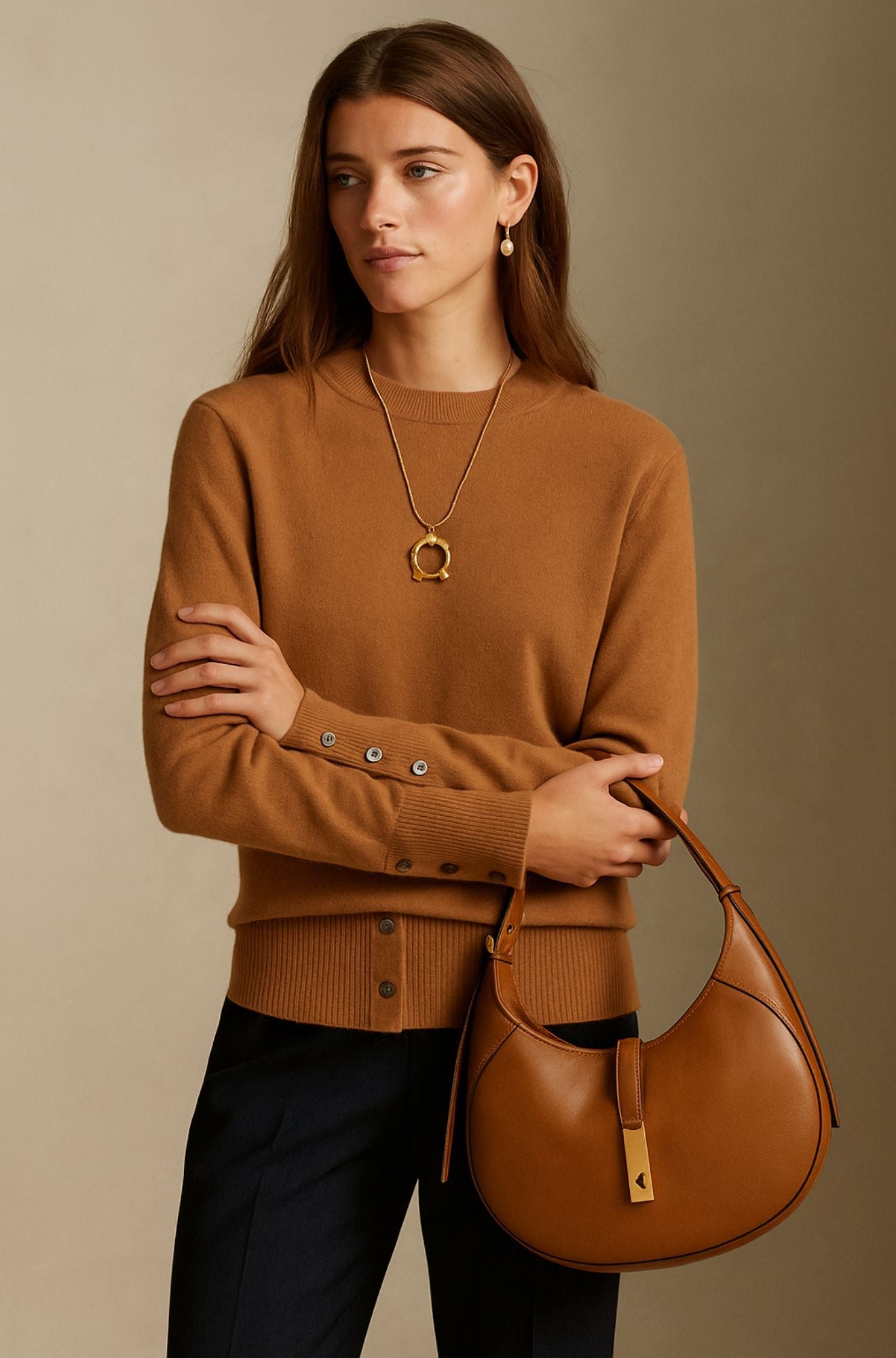 Pull élégant en cachemire Arden Vale de Danoir Paris, beige, finition douce et confortable, porté sur un mannequin.