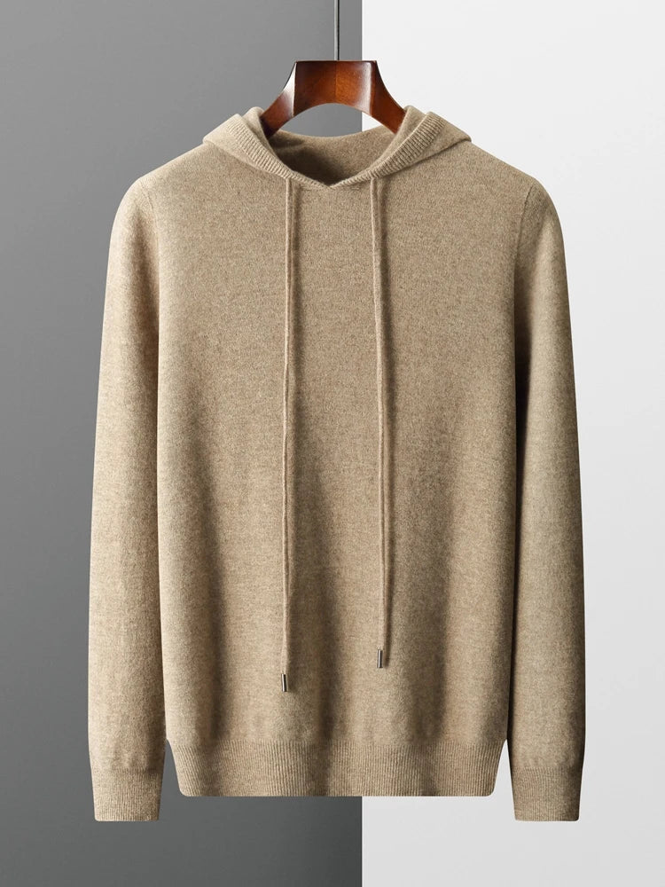 Pull en cachemire Danoir Paris Kensington Luxe Décontracté, couleur camel, doux et élégant, porté dans un style décontracté.