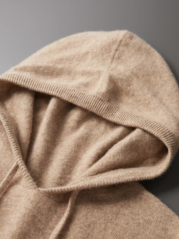 Pull en cachemire Danoir Paris Kensington Luxe Décontracté, couleur camel, doux et élégant, porté sur un mannequin.