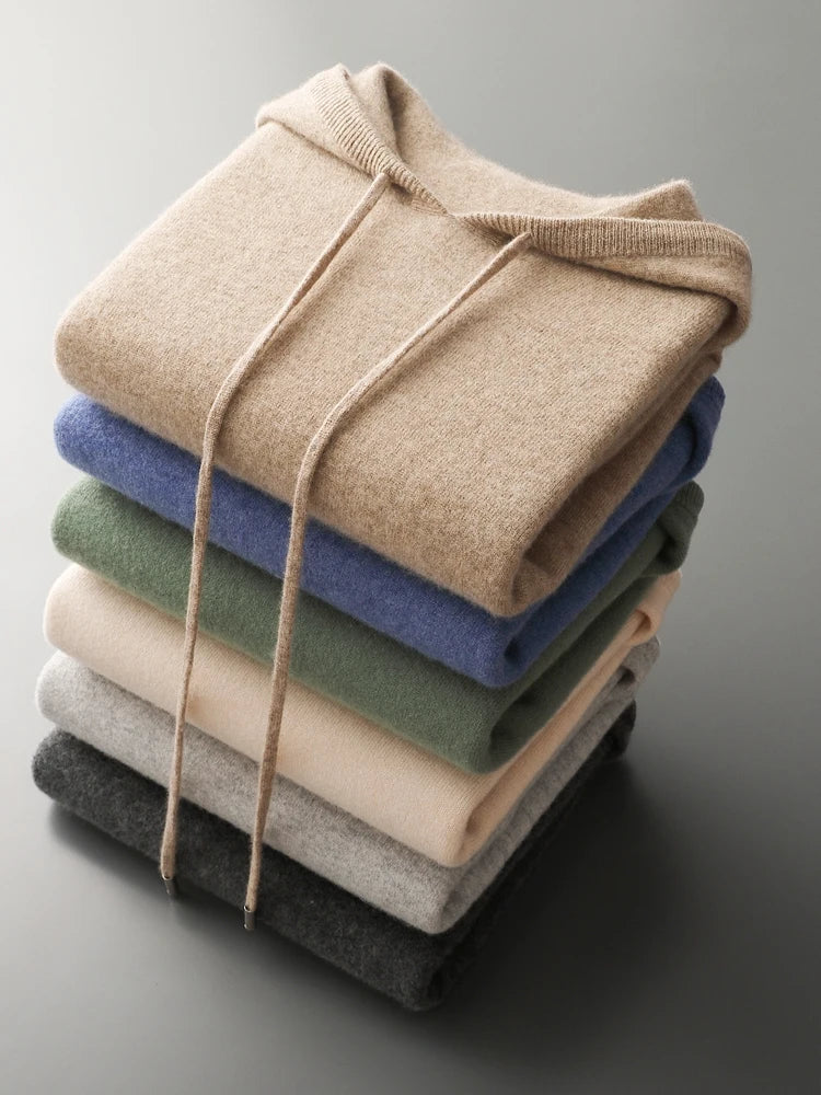Pull en cachemire camel Danoir Paris Kensington Luxe Décontracté, doux et élégant, porté sur un mannequin.