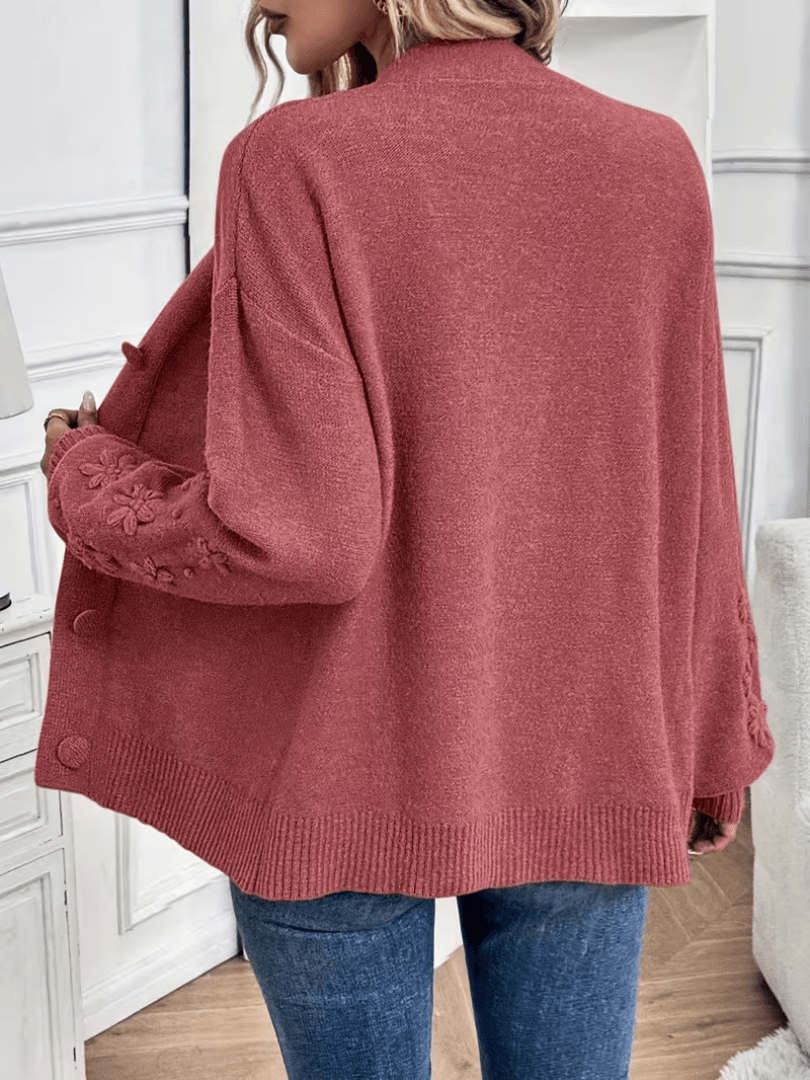 Cardigan classique élégant Hélène de Danoir Paris, en rose pâle, porté avec manches longues et finition raffinée.