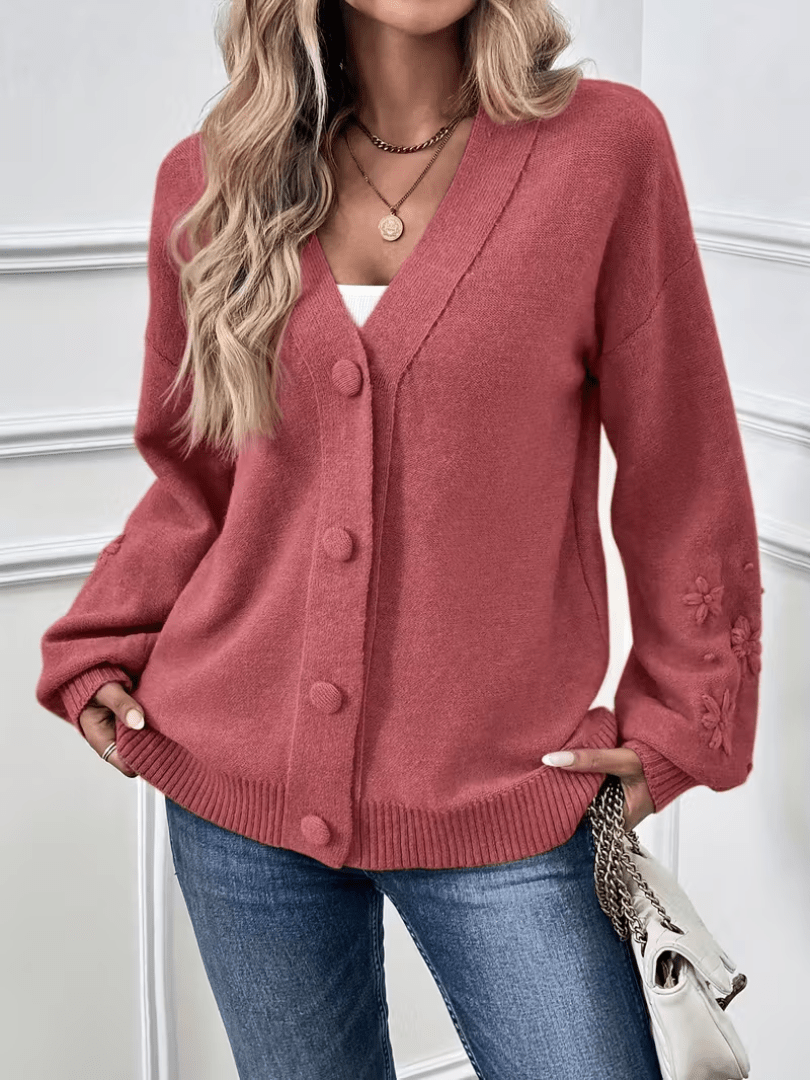 Cardigan classique élégant Hélène de Danoir Paris en rose pâle, tissu doux et finition soignée, idéal pour un style chic et intemporel.