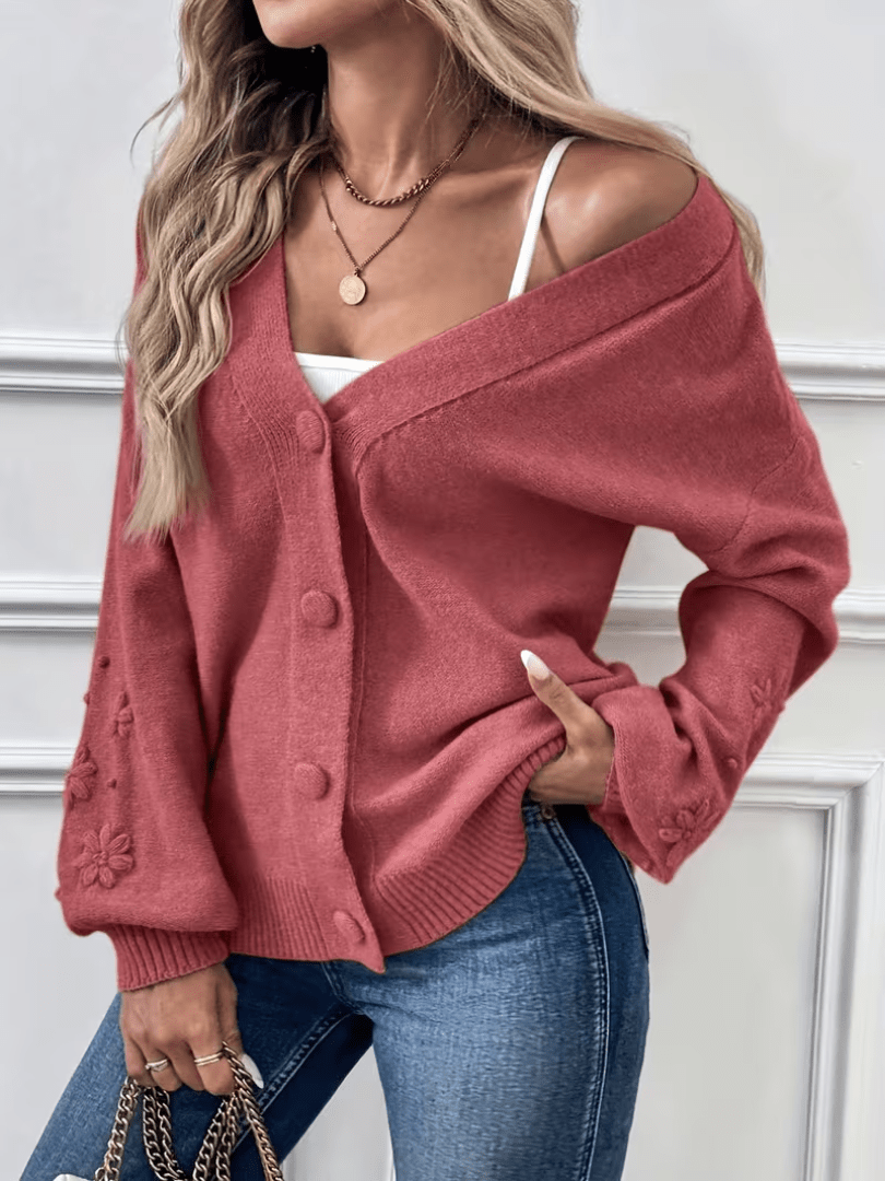 Cardigan classique élégant Hélène de Danoir Paris en rose pâle, tissu doux et coupe raffinée, idéal pour un look chic.