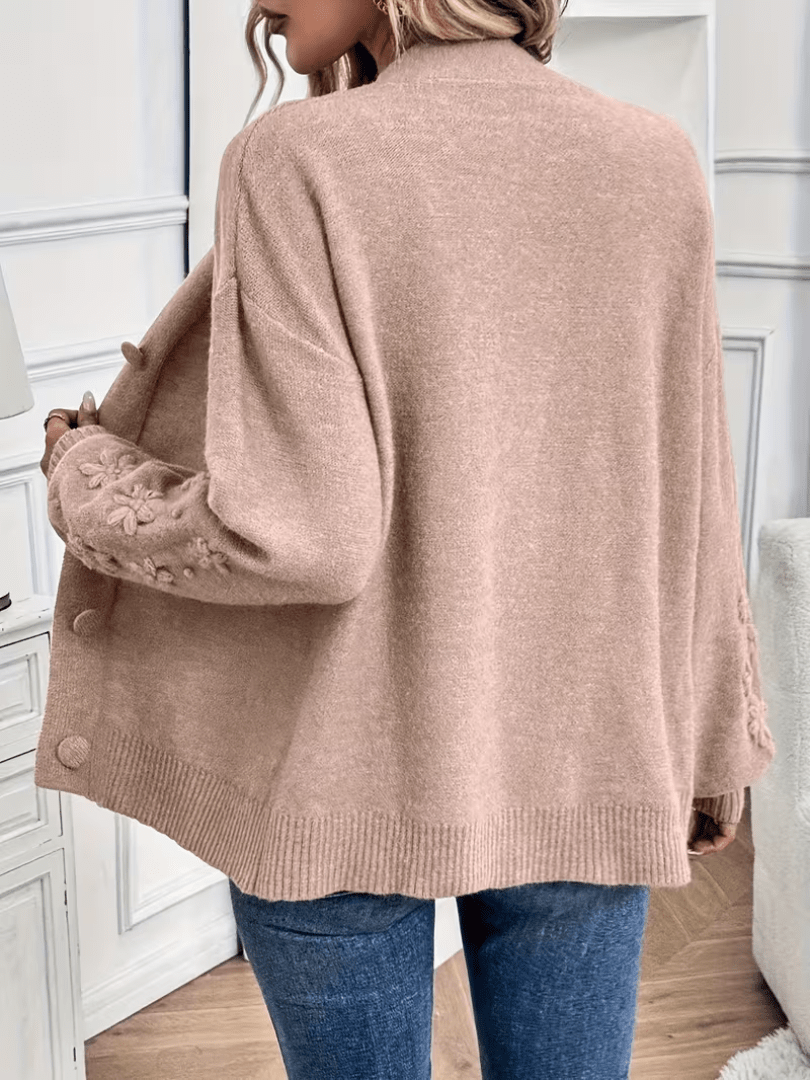 Cardigan classique élégant Hélène de Danoir Paris en rose pâle, tissu doux et finition soignée, porté sur un mannequin.