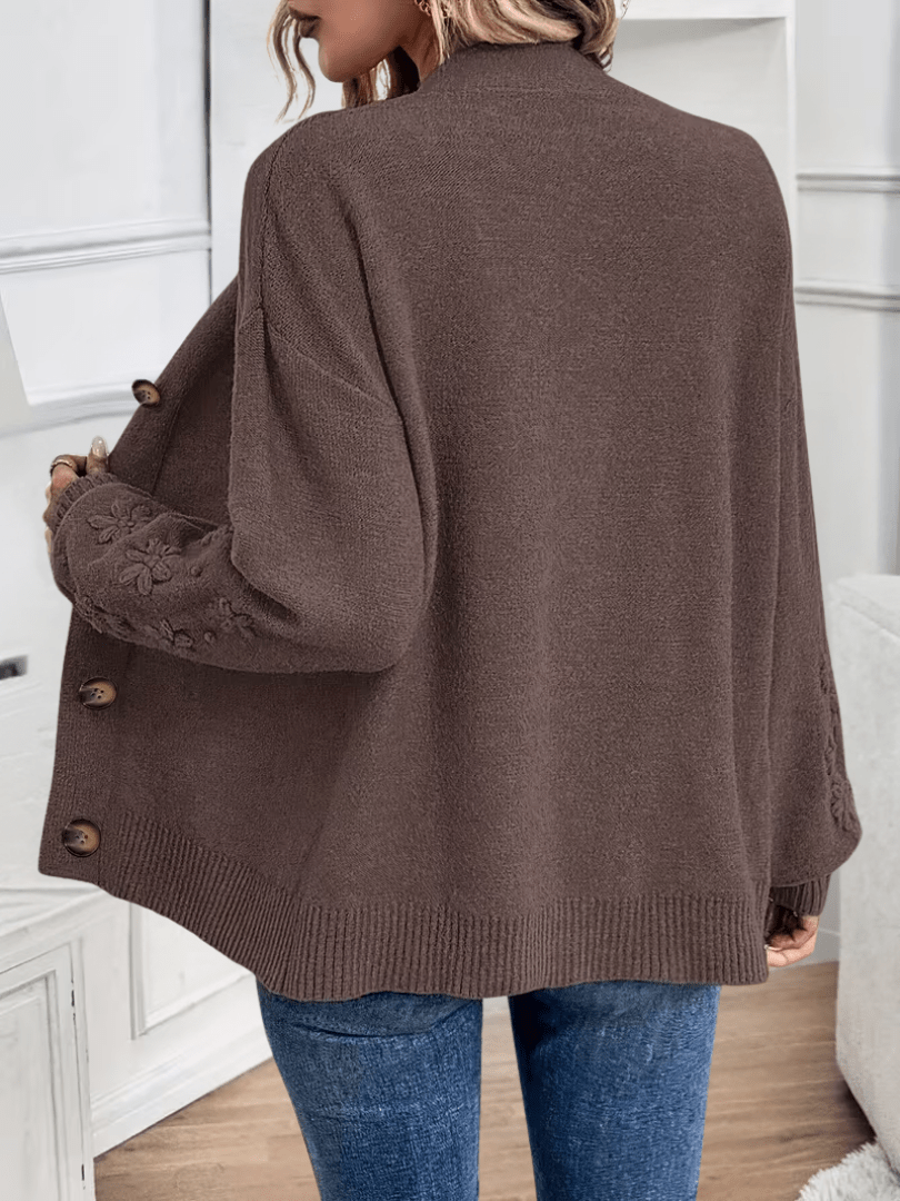 Cardigan classique élégant Hélène de Danoir Paris en rose pâle, douceur et style intemporel pour femmes.