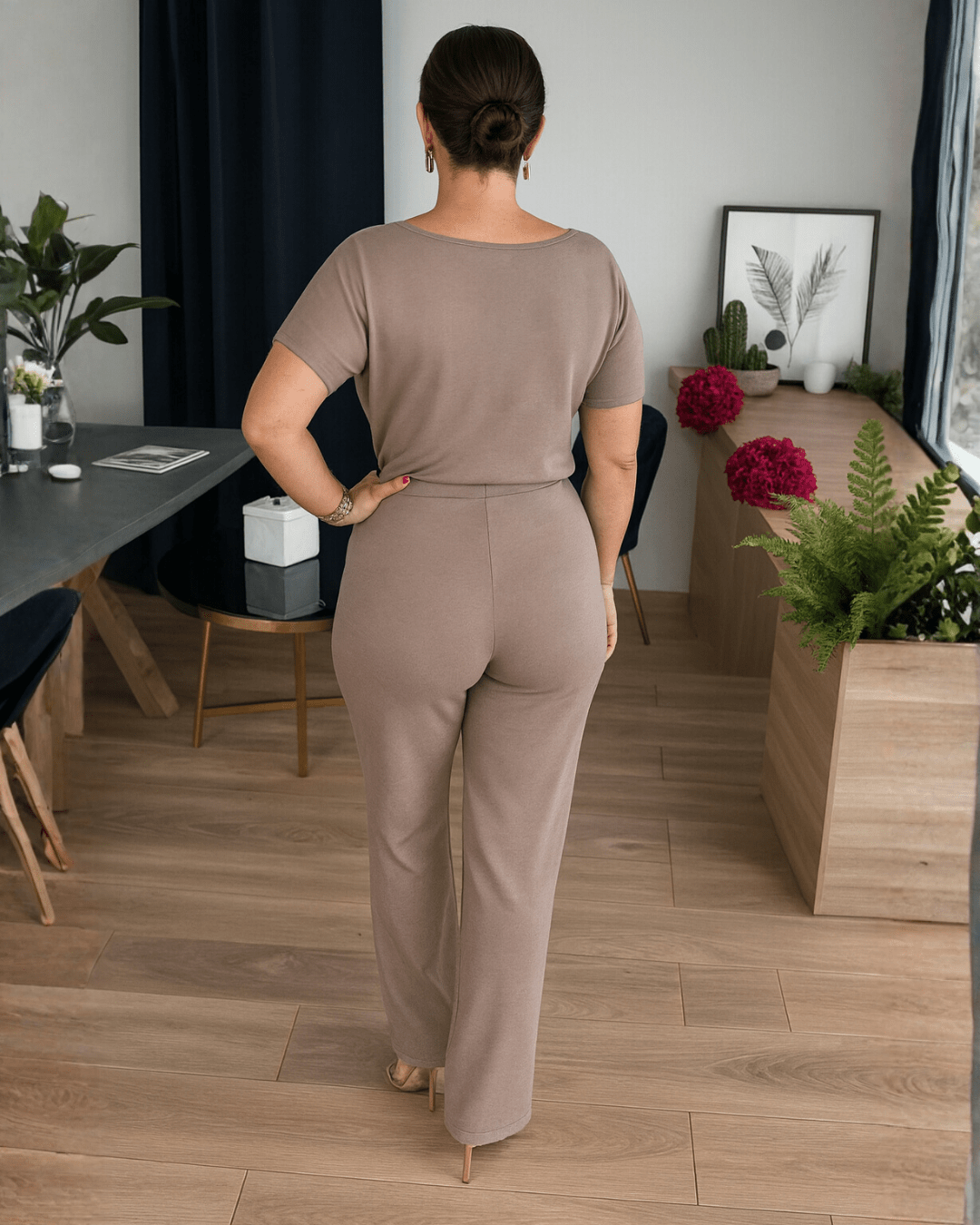 Ensemble élégant Sofia de Danoir Paris, FR1308, en marron clair, vêtement polyvalent avec détails sophistiqués.
