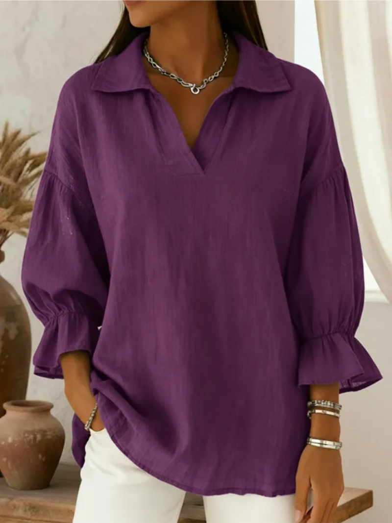 Blouse rouge Danoir Paris Mara, douce et élégante, portée sur un mannequin, avec détails de tissu fluide et coupe féminine.