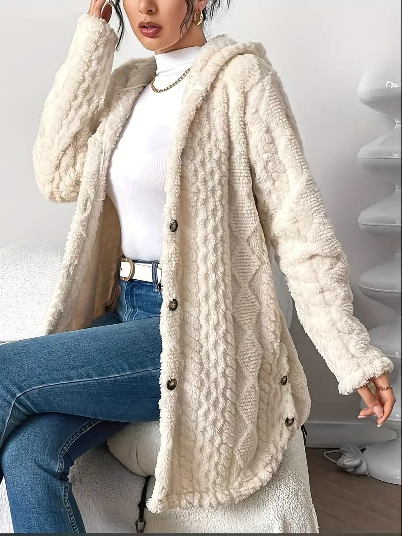 Cardigan beige Danoir Paris Elise Chic Douillet, tissu doux et élégant, porté en mode décontracté.