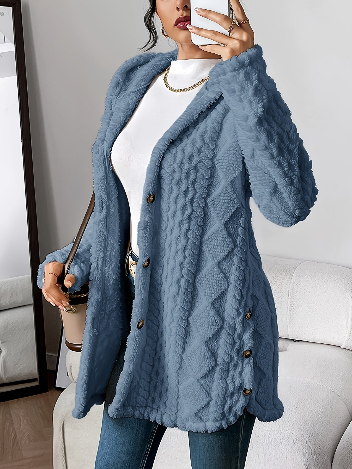 Cardigan beige Danoir Paris Elise, style chic et douillet, en laine légère, porté avec manches longues et col rond.