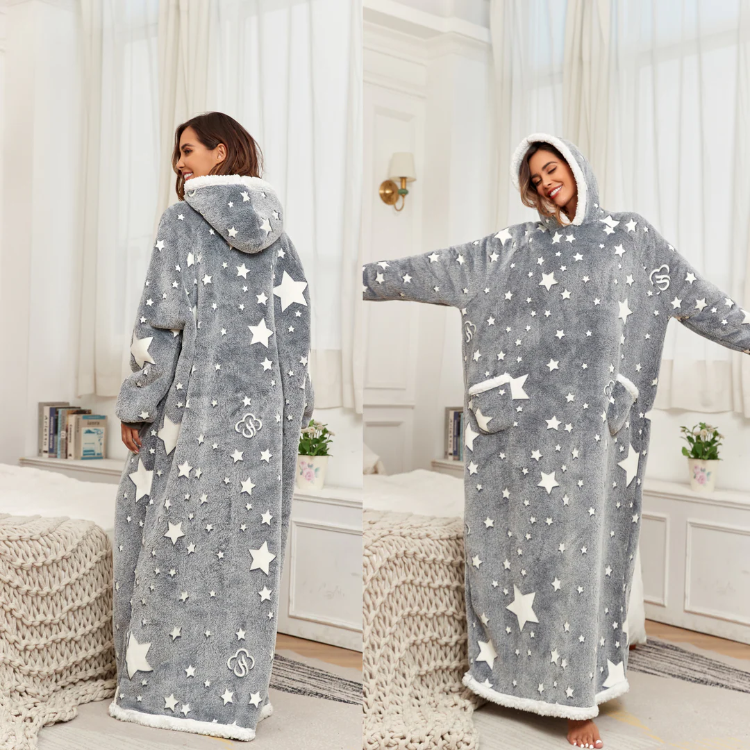 Hoodie Confort Douillet AlvaMys de Danoir Paris avec étoiles, tissu doux et chaud, porté par un mannequin.