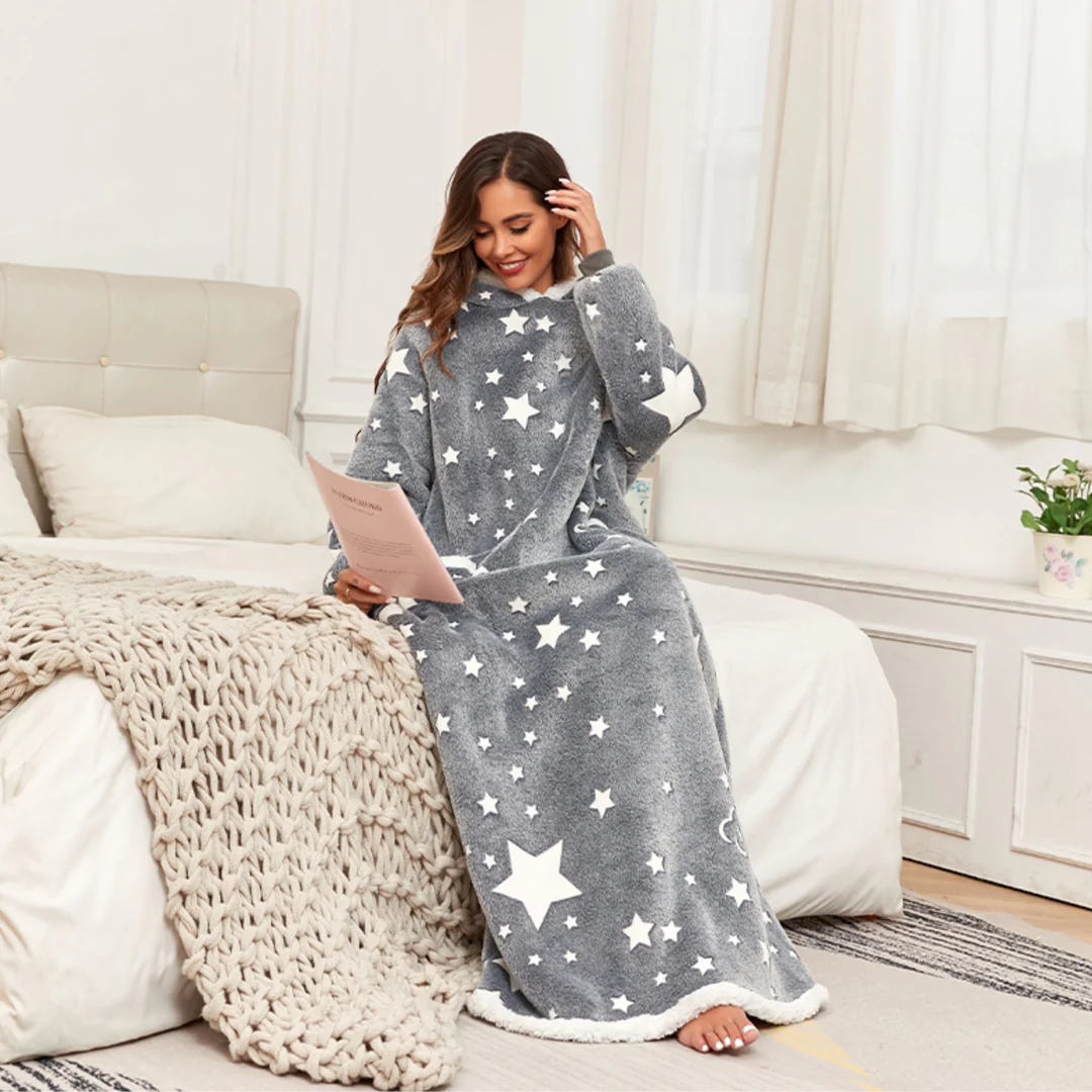 Hoodie Confort Douillet AlvaMys de Danoir Paris avec étoiles, tissu doux et chaud pour un style décontracté et confortable.