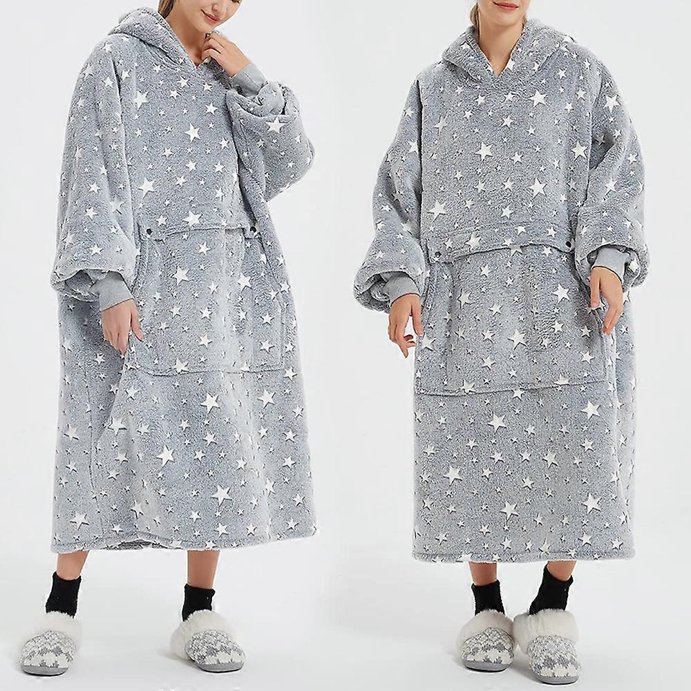 Hoodie Danoir Paris AlvaMys Confort Douillet avec étoiles, tissu doux et chaud, porté par un mannequin, vue de face.
