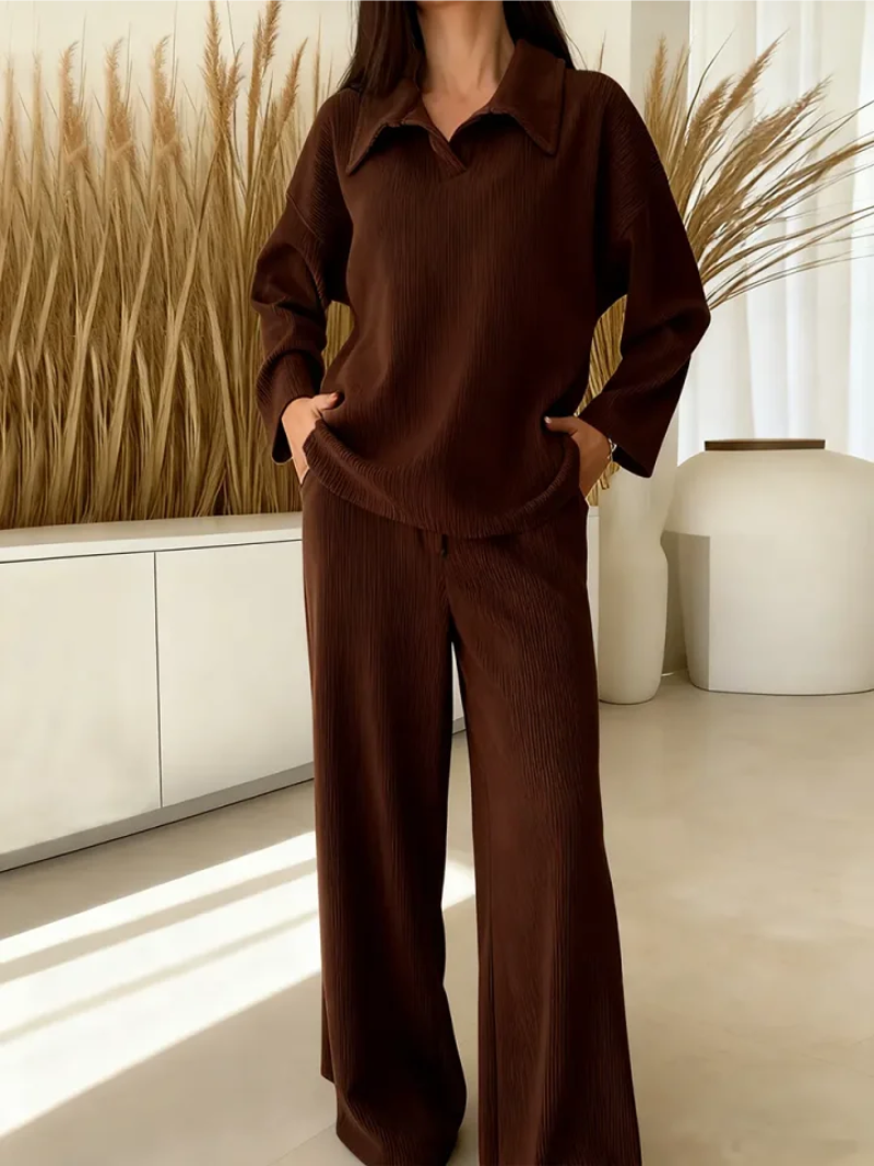 Ensemble Elena Danoir Paris en beige, doux et élégant, comprenant un haut et un pantalon assortis, porté par un mannequin.