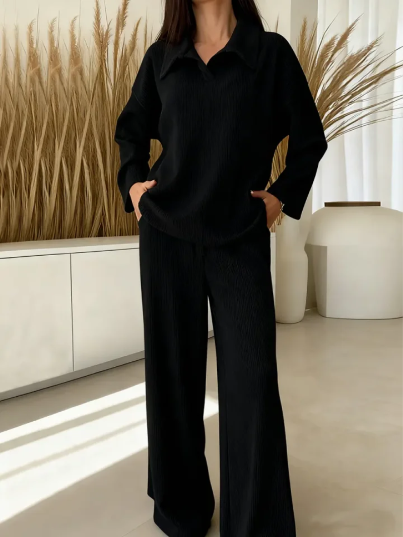 Ensemble Elena doux et élégant de Danoir Paris, costume beige en tissu confortable, idéal pour un look chic et sophistiqué.