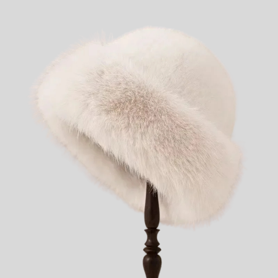 Chapeau d'hiver chic Abby de Danoir Paris en blanc, style élégant et tendance pour la saison froide.