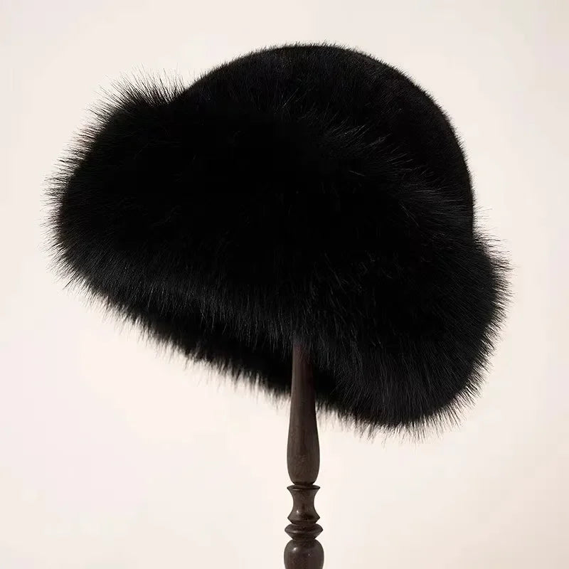 Chapeau d'hiver chic Abby de Danoir Paris, modèle FR1365, en tissu blanc avec finition élégante, porté par un mannequin.