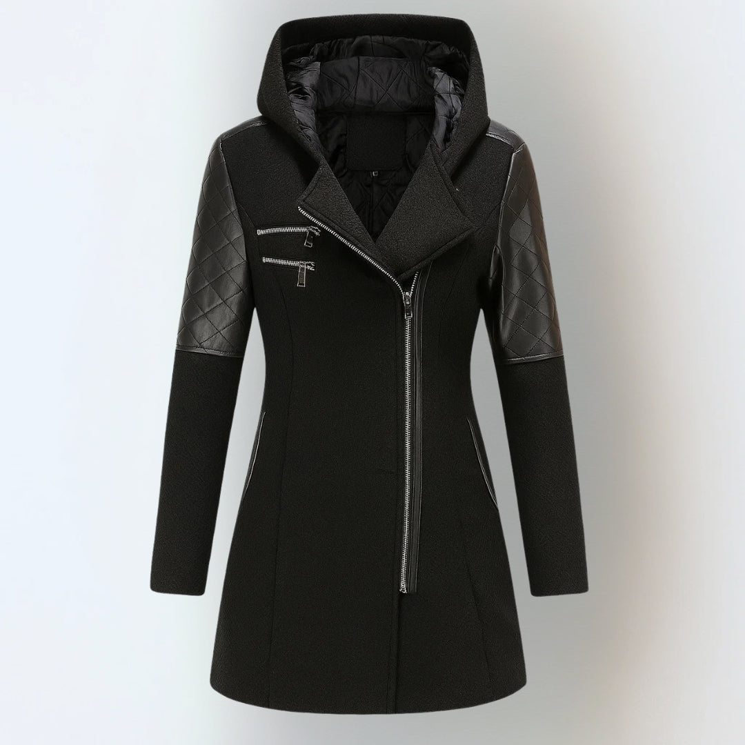 Manteau d'hiver gris clair Katrin de Danoir Paris, élégant, avec coupe sophistiquée, porté en situation hivernale.