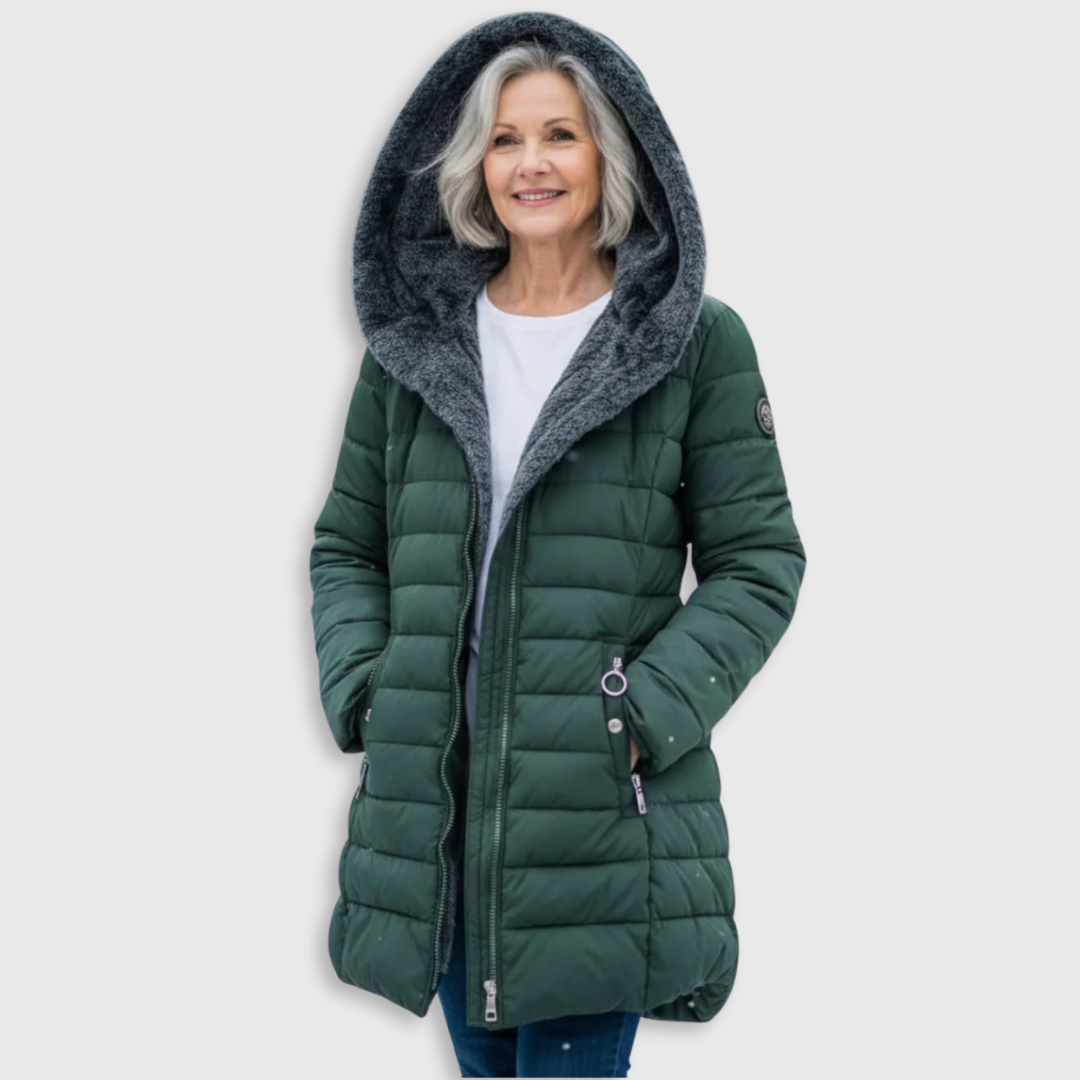 Manteau d'hiver élégant Olivia de Danoir Paris, en vert foncé, avec coupe sophistiquée et détails modernes.