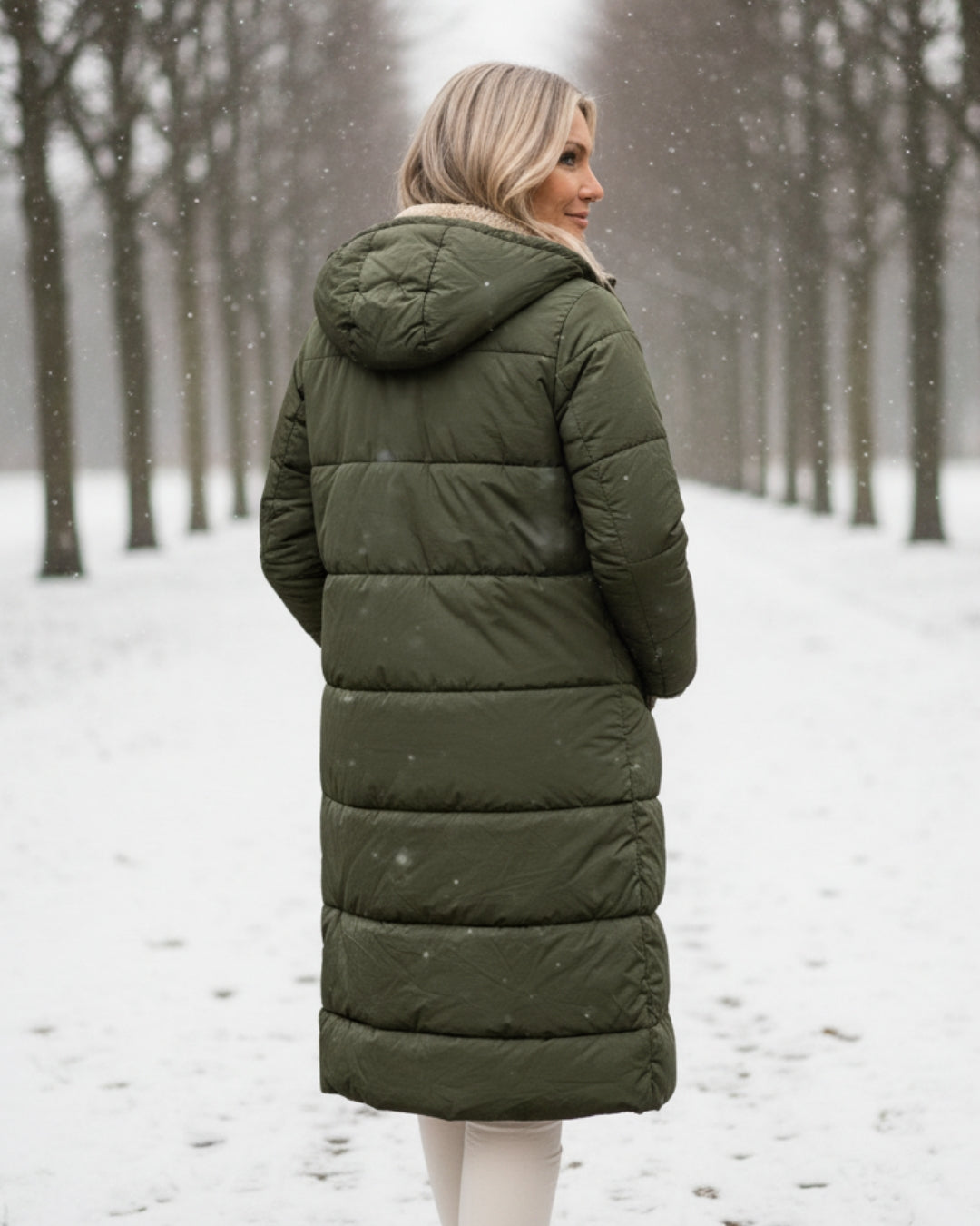 Manteau réversible élégant Danoir Paris Eleanor en vert olive, coupe sophistiquée, tissu de qualité, porté sur un mannequin.