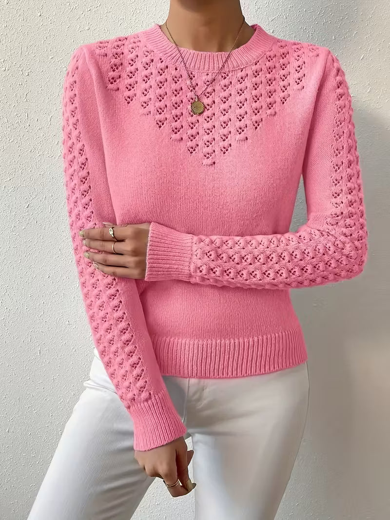 Pull en tricot bleu Danoir Paris Shannen, élégant, manches longues, coupe ajustée, porté sur un fond neutre.