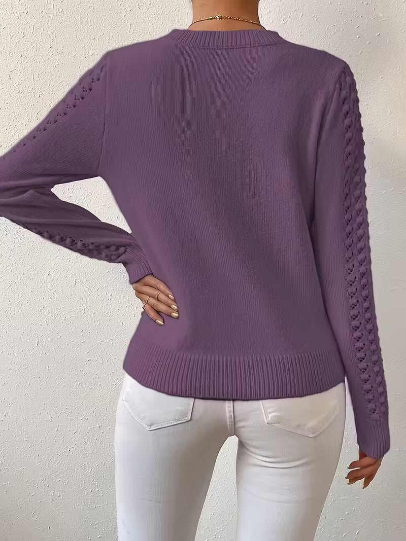 Pull élégant en tricot bleu de la marque Danoir Paris, modèle Shannen, porté en XS, détails visibles du tissu et du style.