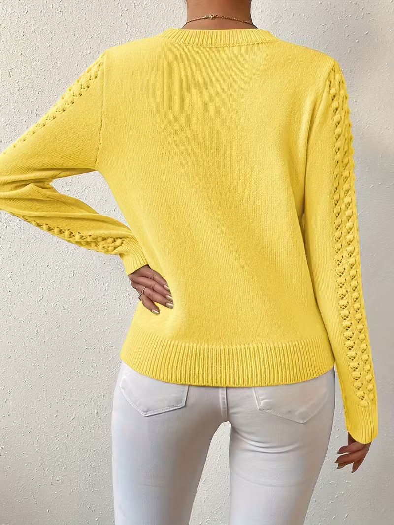 Pull élégant en tricot bleu Shannen de Danoir Paris, coupe ajustée et détails raffinés, vue de face.