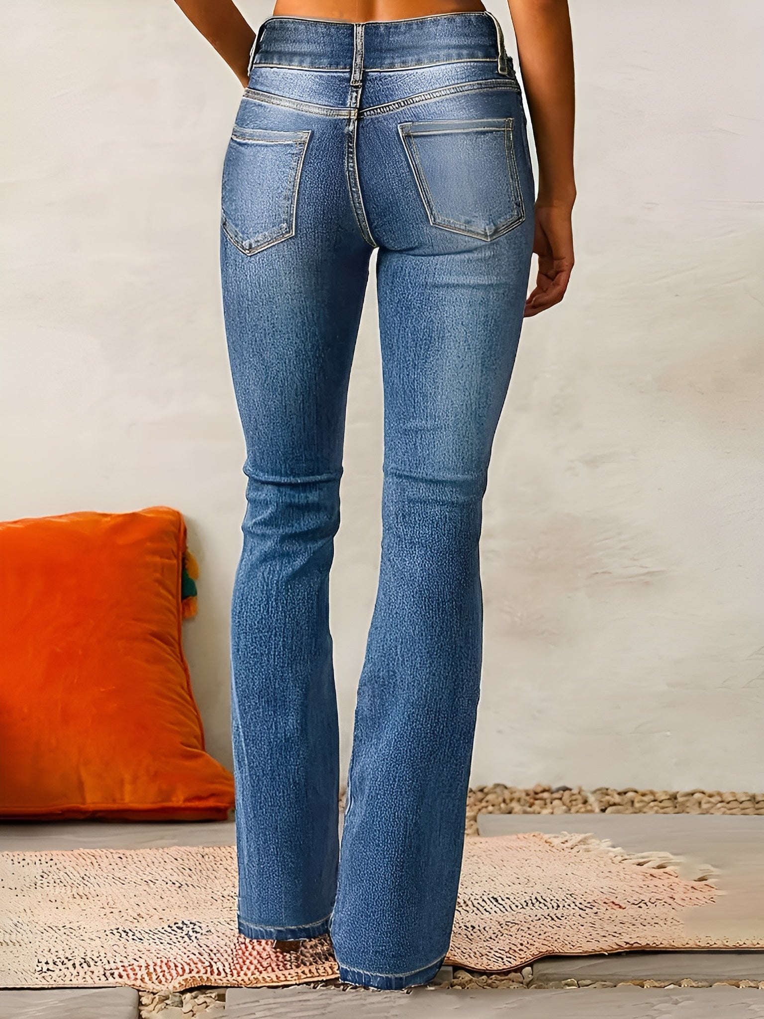 Jean évasé confortable Alana de Danoir Paris en denim bleu clair, vue détaillée du produit.