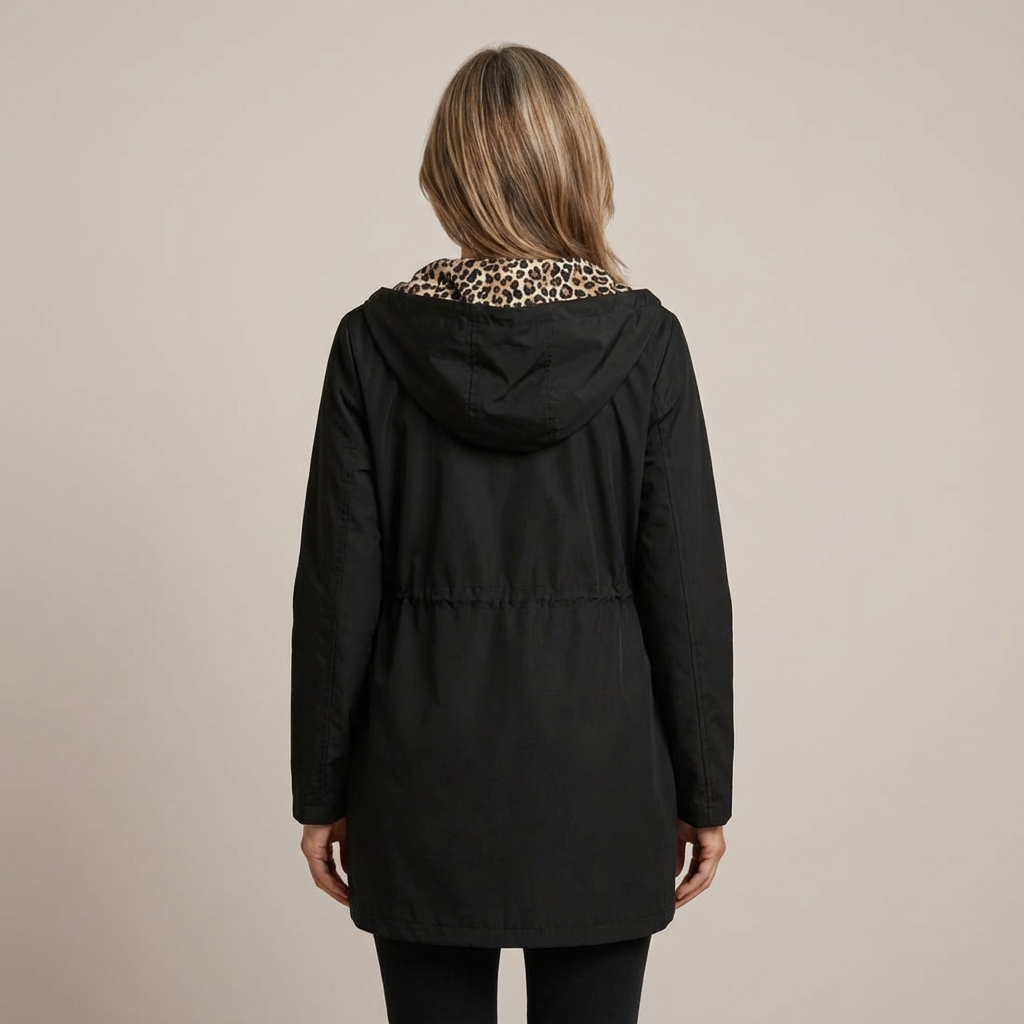 Manteau Léopard élégant Léa de Danoir Paris, coupe raffinée, tissu à motifs léopard dans une teinte rouge.