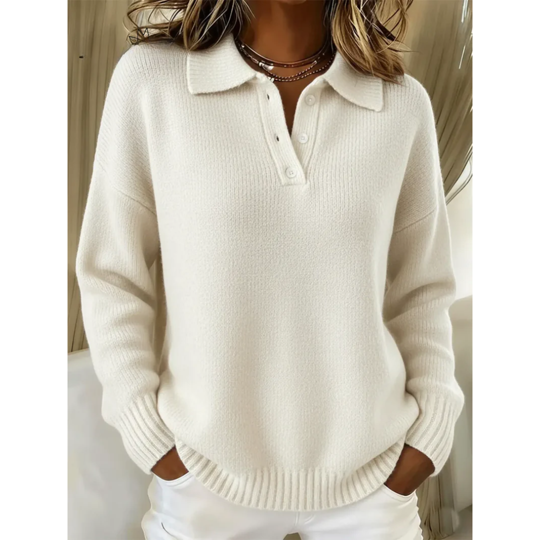 Pull polo élégant Clara Danoir Paris en bleu, finition soignée, porté de face avec col polo et manches longues.