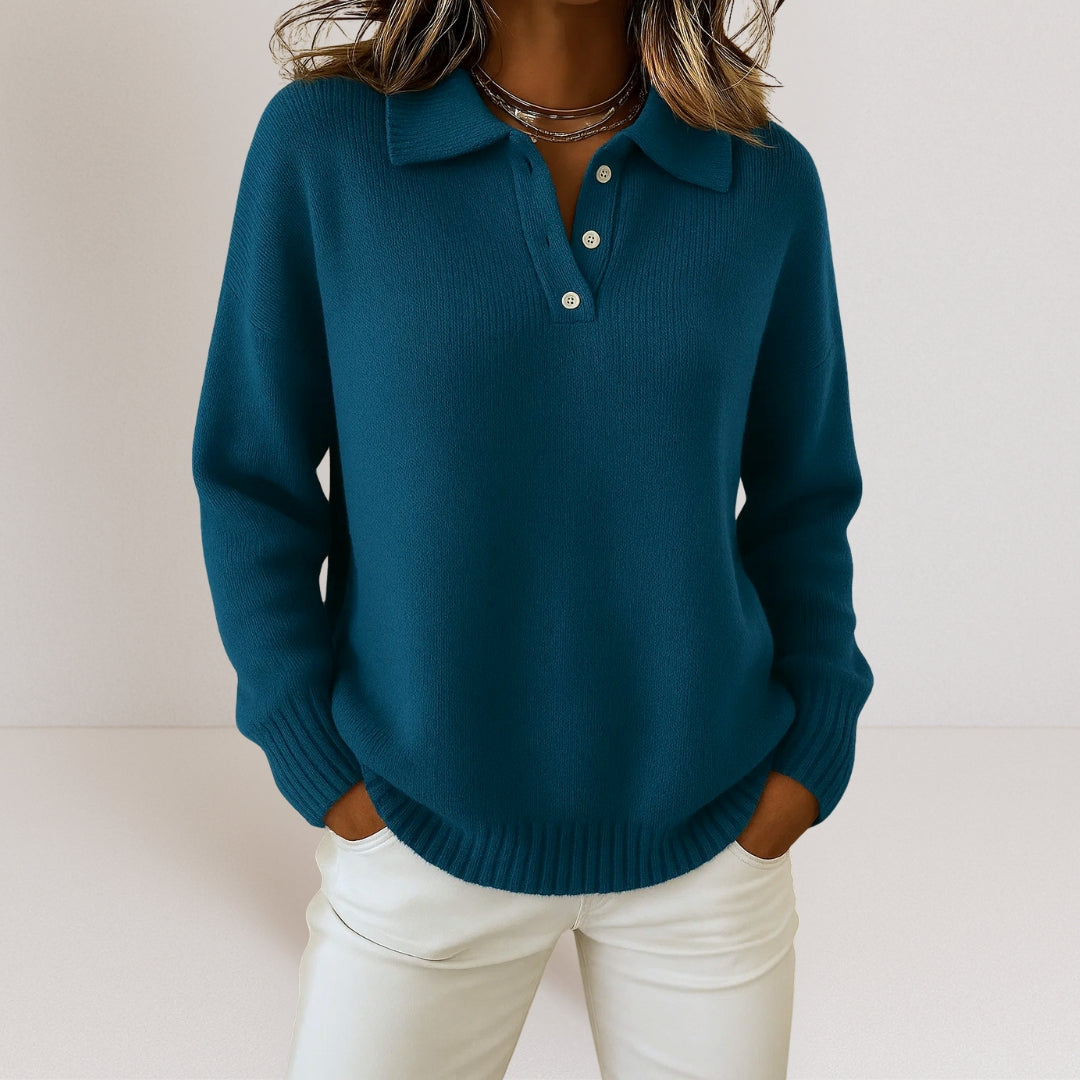 Pull en maille élégant Olivia de Danoir Paris, couleur bleu, avec détails sophistiqués, porté sur un mannequin.