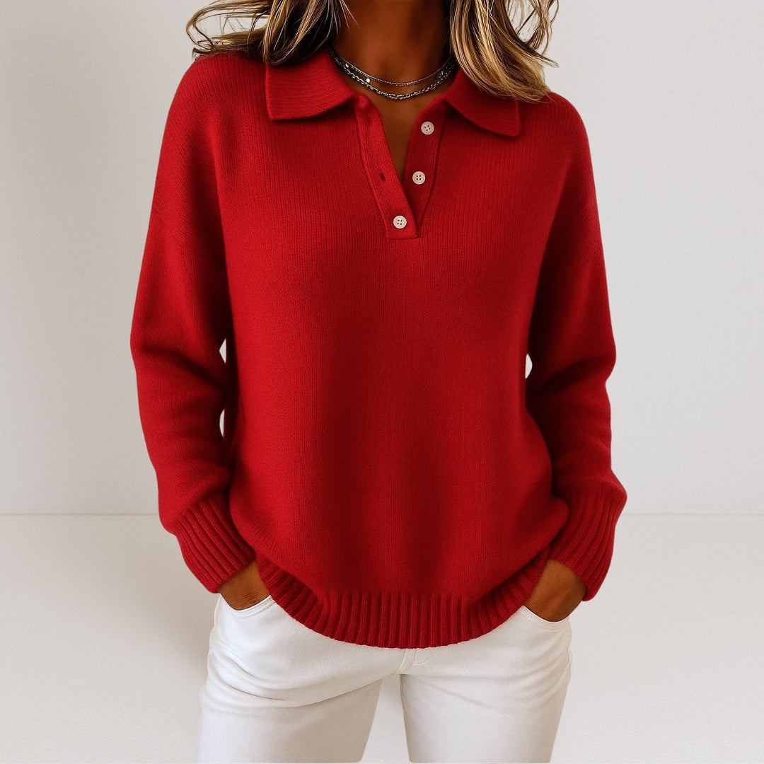 Pull en maille élégant Olivia de Danoir Paris, coloris bleu, porté avec col en V et manches longues, style chic et confortable.