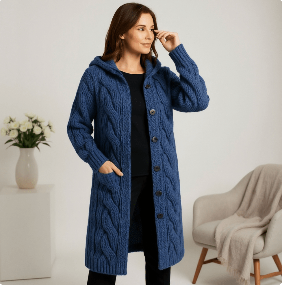 Manteau tricoté élégant Marylin de Danoir Paris, couleur bleu, porté en taille S, vue de face avec détails du tissu.