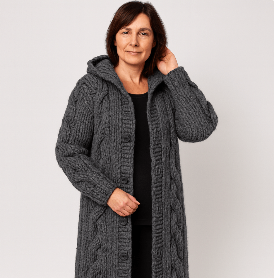 Manteau tricoté élégant Marylin de Danoir Paris en bleu, vue de face avec col et manches longues.