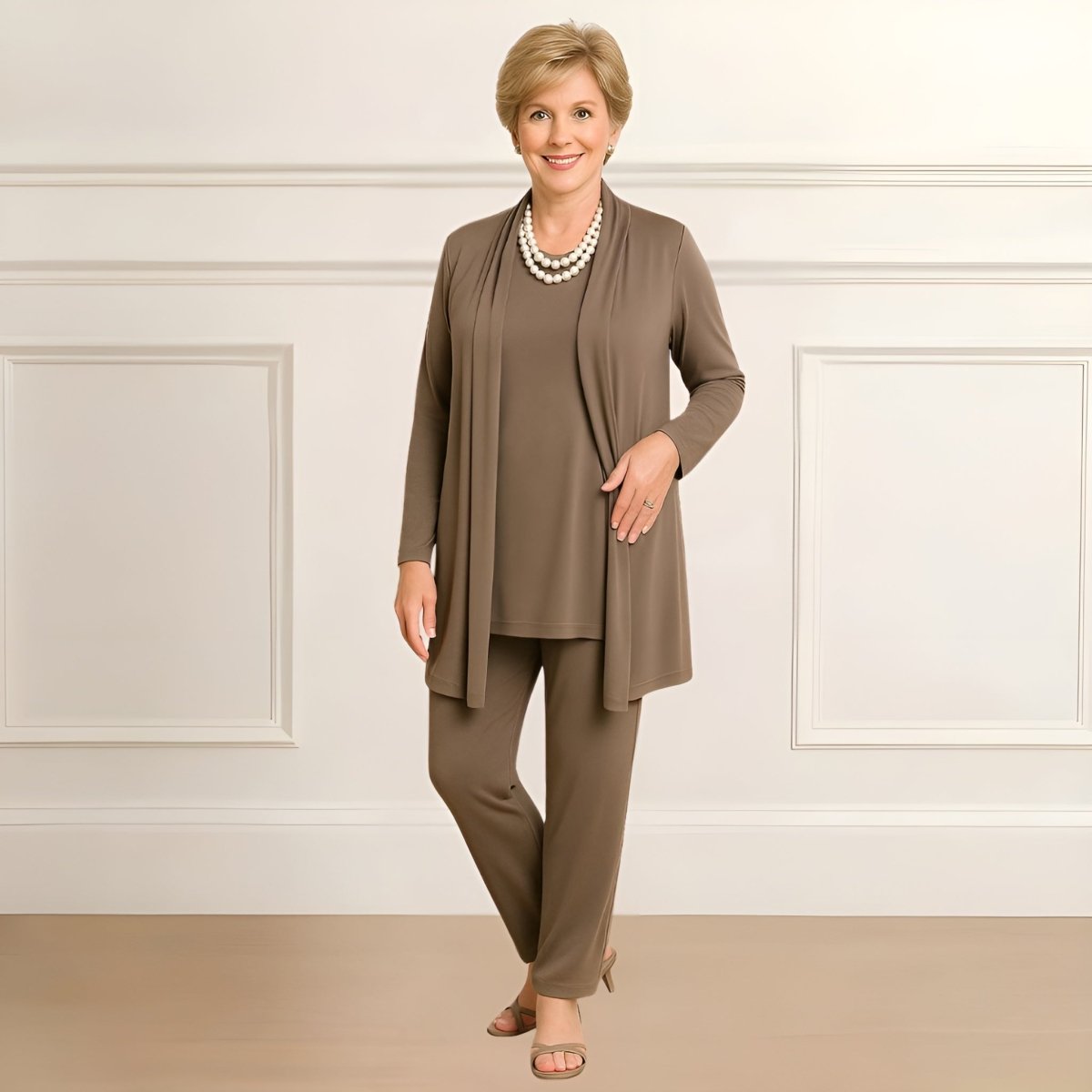 Ensemble élégant 3 pièces Rosy de Danoir Paris en tissu marron taupe, comprenant veste, pantalon et haut.