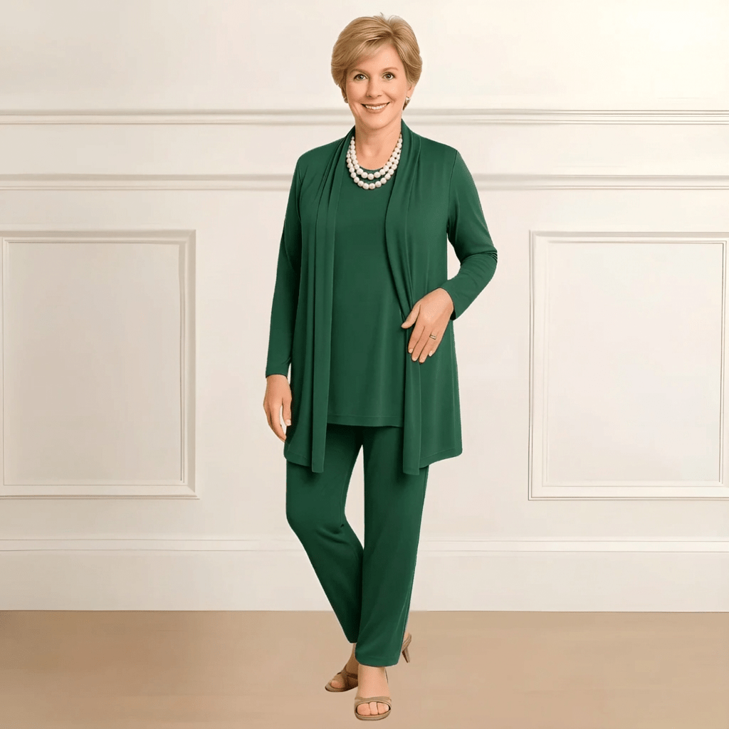 Ensemble élégant 3 pièces Rosy de Danoir Paris, en marron taupe, comprenant veste, pantalon et top, porté sur mannequin.