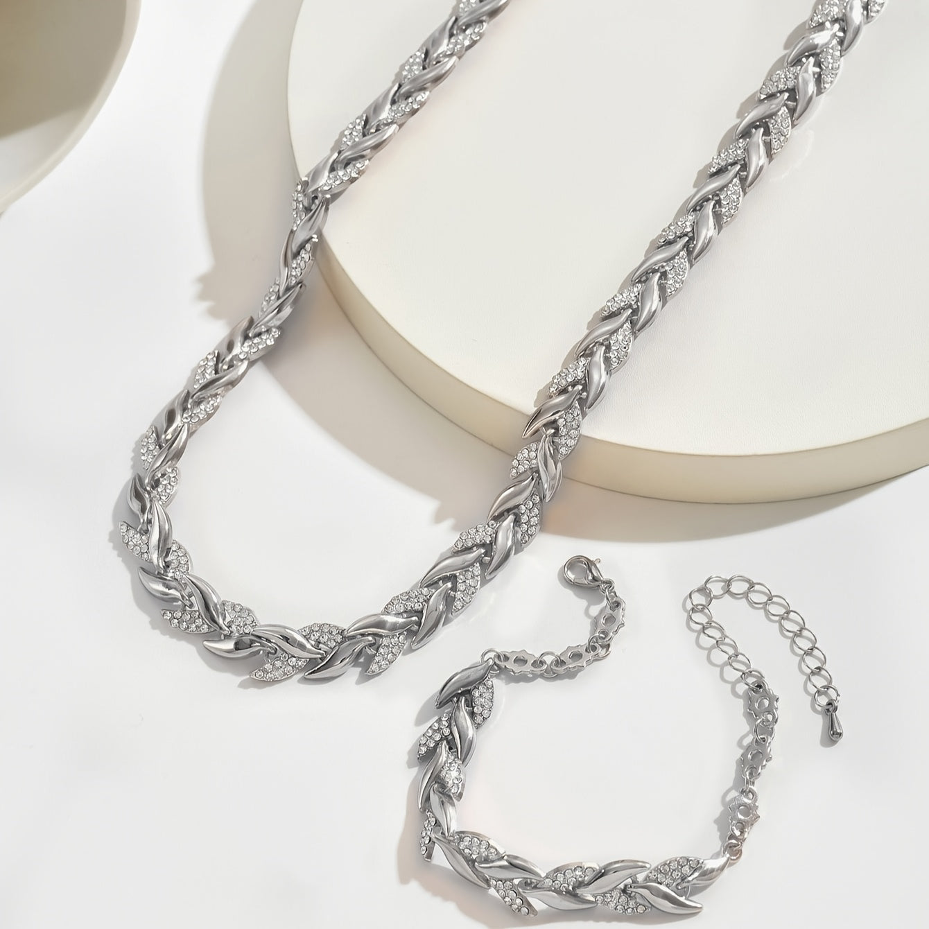 Collier Laluna en or rose avec motif en forme de queue de poisson brillant, bijou élégant de Danoir Paris.