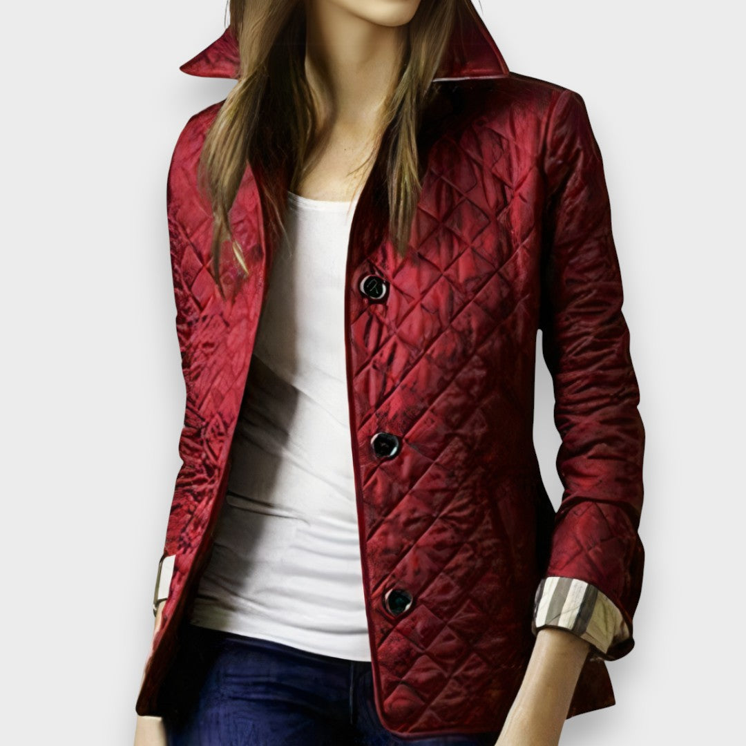Manteau d'hiver rouge Danoir Paris Ava FR1426, élégant, chaud et féminin, porté en extérieur avec col en laine et boutons.