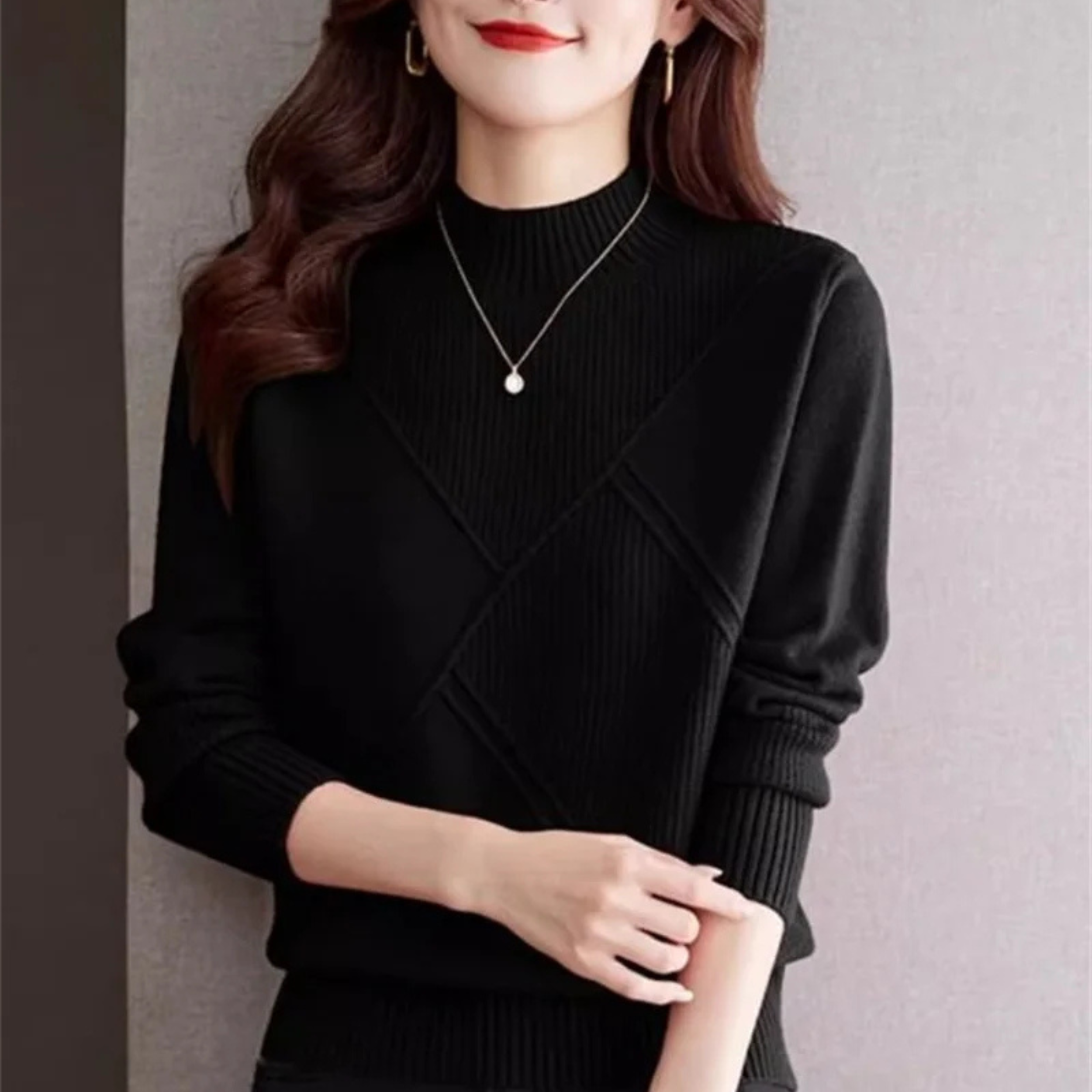 Pull en cachemire Danoir Paris Lotte de couleur olive, modèle élégant avec col rond et fini doux, porté sur mannequin.
