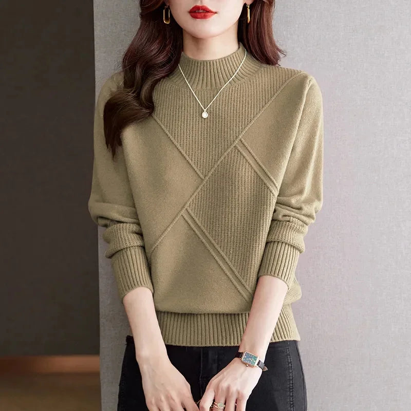 Pull en cachemire élégant Lotte de Danoir Paris, couleur olive, porté, mettant en valeur la texture douce et fine du vêtement.
