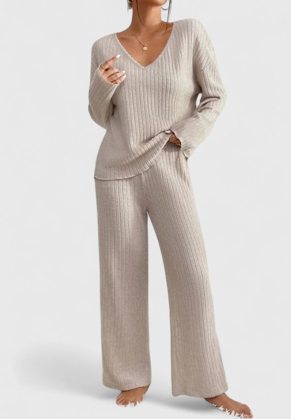 Ensemble de détente élégant Danoir Paris Elin en beige, confortable et sophistiqué pour un look décontracté chic.