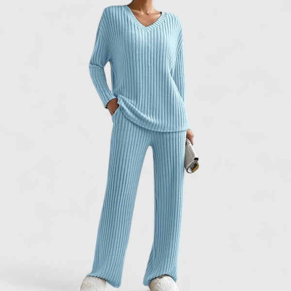 Ensemble de détente élégant Elin Danoir Paris en beige, confortable et chic pour un look relax et sophistiqué.