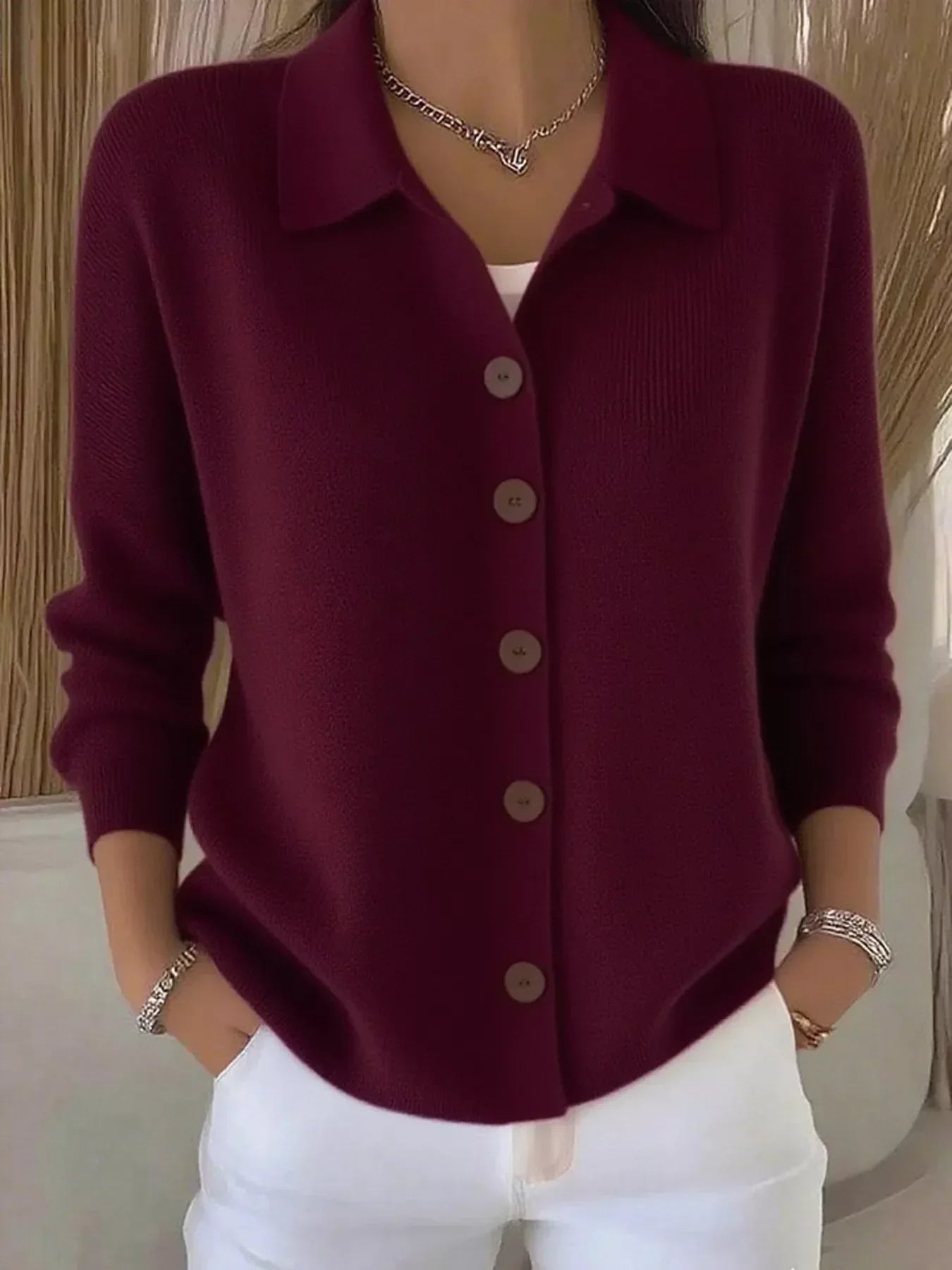 Blouse élégante et confortable Mila de Danoir Paris, en gris et blanc, portant un design chic et féminin.