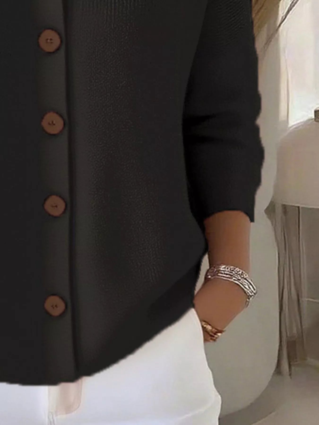 Blouse élégante et confortable Danoir Paris Mila en gris et blanc, tissu fluide, col rond, manches longues, style chic.