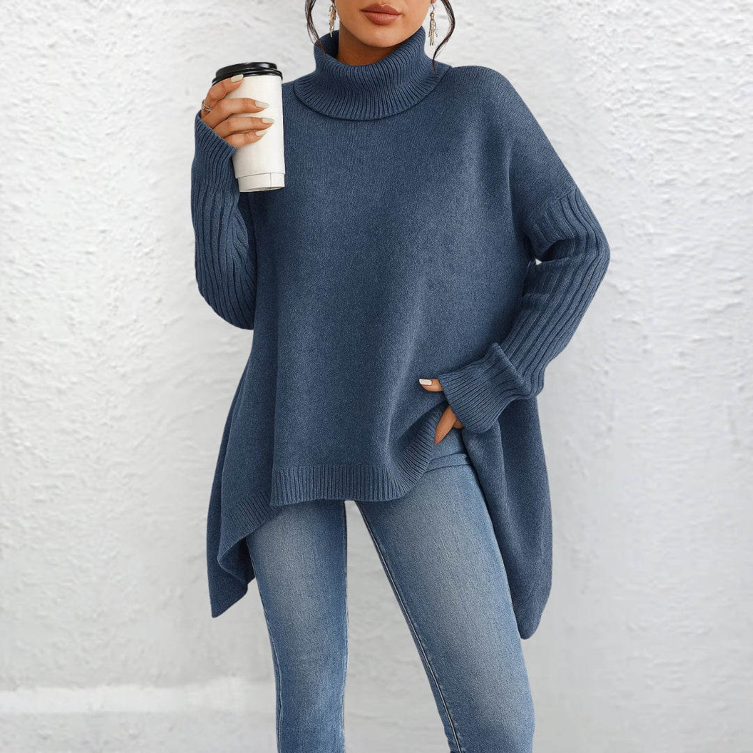 Pull polo bleu élégant Brigitte de Danoir Paris, col en V, tissu doux, parfait pour un style chic et confortable.