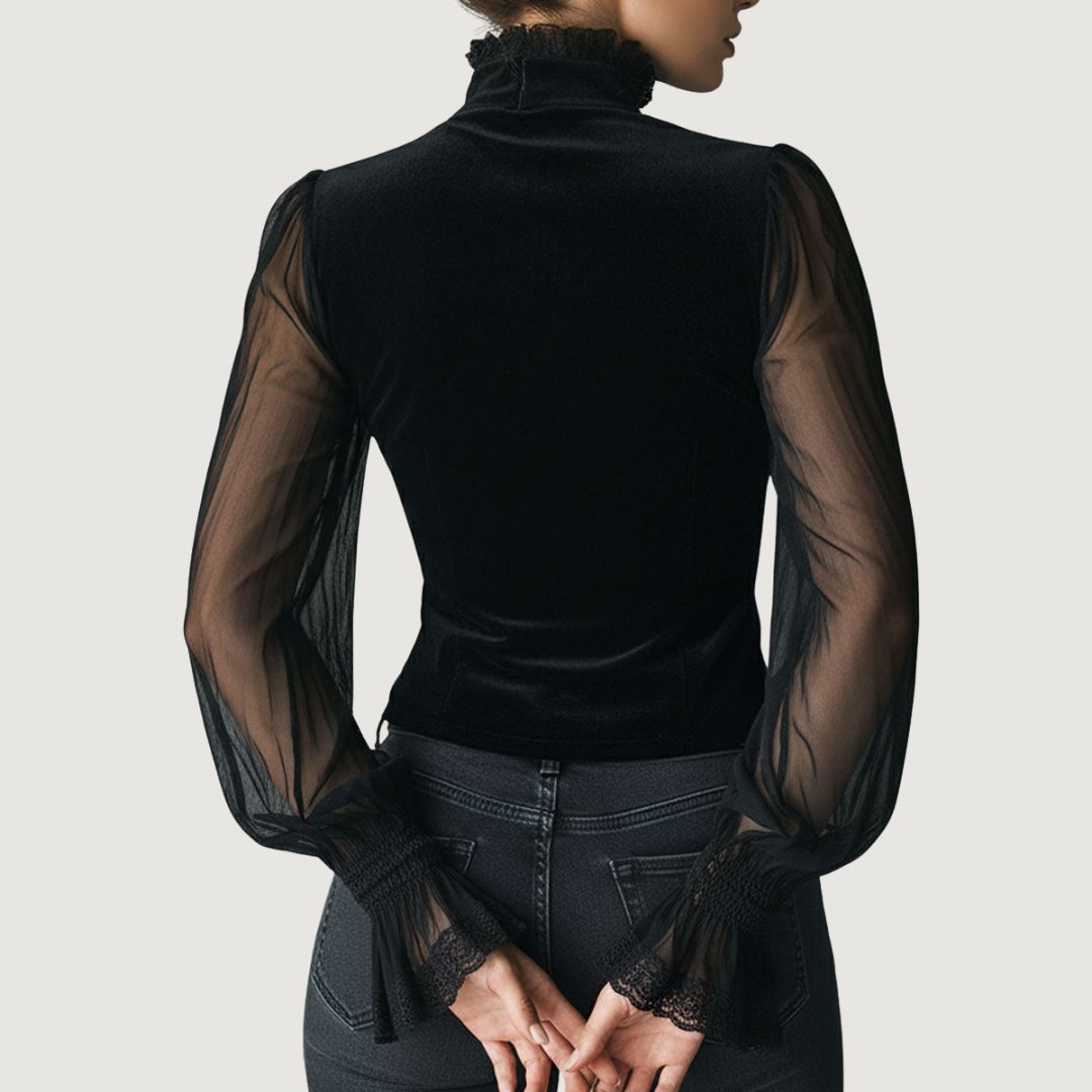 Blouse élégante en dentelle noire Elvira de Danoir Paris, coupe ajustée, détails raffinés, portée élégante et sophistiquée.