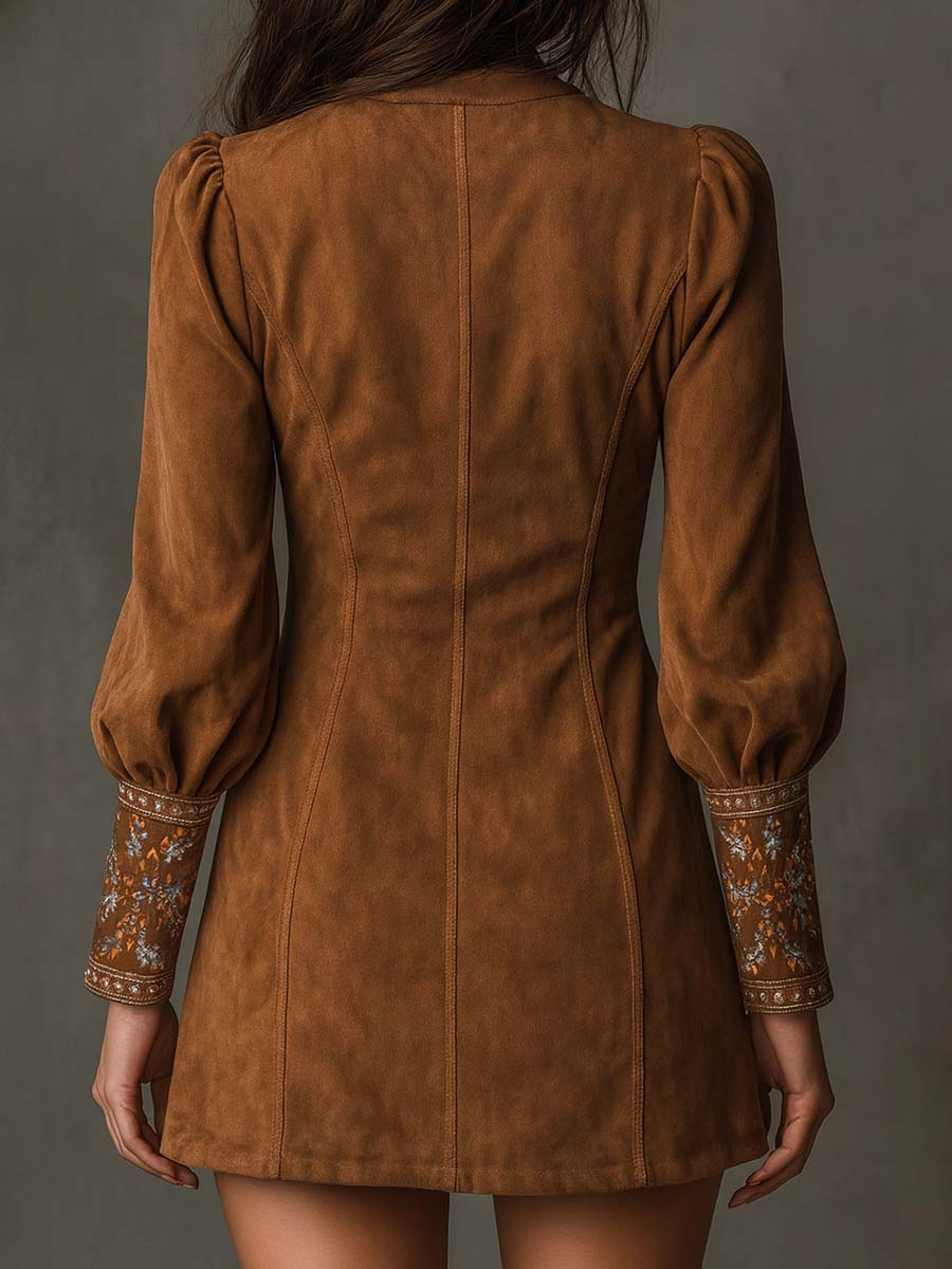 Robe mini vintage marron de Danoir Paris, modèle FR1465, coupe élégante et tendance, vue en gros plan sur le tissu et le design.