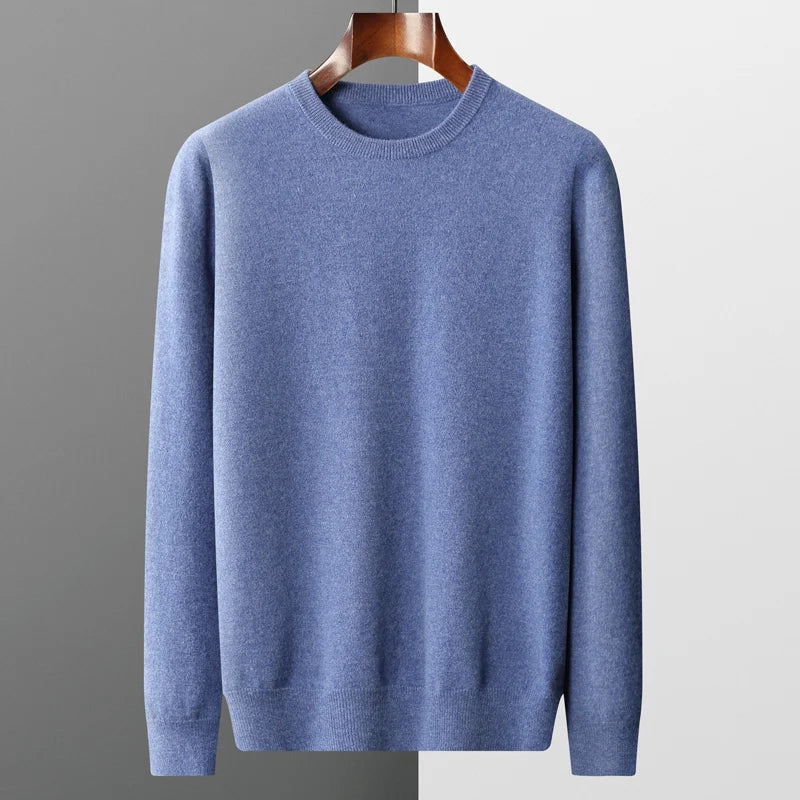 Pull en cachemire noir Piero de Danoir Paris, élégant et sophistiqué, porté sur un modèle, détail du tissu à la texture douce.