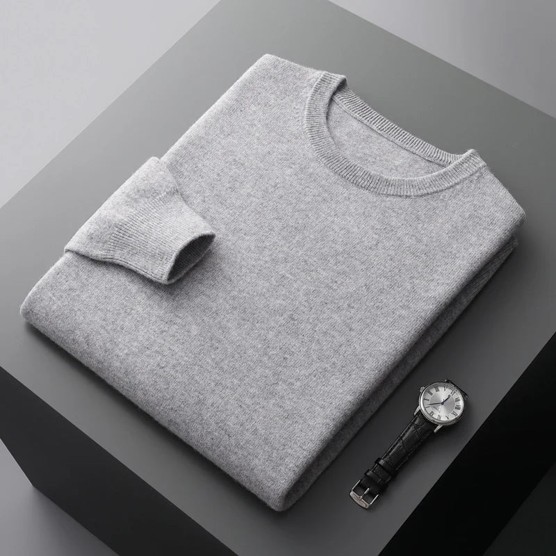 Pull en cachemire noir Danoir Paris Piero, élégant et doux, avec col en V et finition raffinée, porté en mode décontracté.