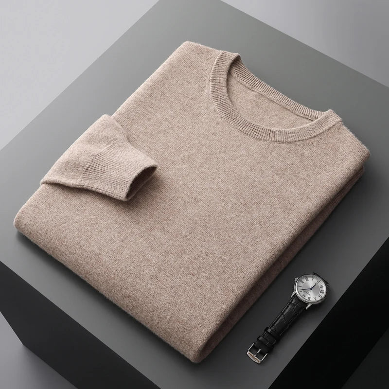 Pull en cachemire noir Piero de Danoir Paris, élégant et doux, porté sur un mannequin avec col rond et manches longues.